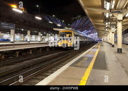 South Eastern Trains der Klasse 465 Third Rail 750v DC Electric train 465188 + 465190 am Londoner Bahnhof Victoria in der Nacht Stockfoto