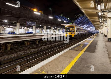 South Eastern Trains der Klasse 465 Third Rail 750v DC Electric train 465188 + 465190 am Londoner Bahnhof Victoria in der Nacht Stockfoto