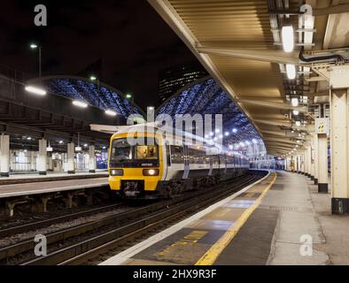 South Eastern Trains der Klasse 465 Third Rail 750v DC Electric train 465188 + 465190 am Londoner Bahnhof Victoria in der Nacht Stockfoto