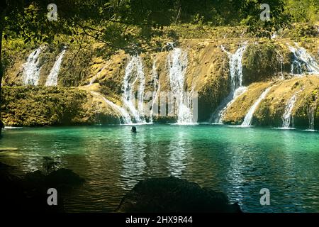 Touristen genießen die schönen Pools von Semuc Champey, Rio Cabohon, Lanquin, Alta Verapaz, Guatemala Stockfoto