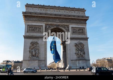 Flagge der Europäischen Union, die im Wind unter dem Triumphbogen fliegt - Paris, Frankreich Stockfoto