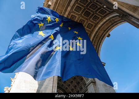 Flagge der Europäischen Union, die im Wind unter dem Triumphbogen fliegt - Paris, Frankreich Stockfoto