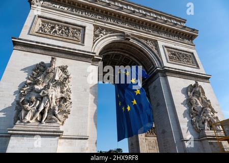 Flagge der Europäischen Union, die im Wind unter dem Triumphbogen fliegt - Paris, Frankreich Stockfoto