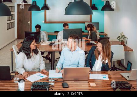 Kollegen zusammen arbeiten im Büro Stockfoto