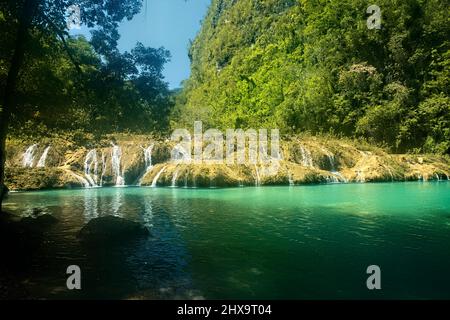 Wunderschöne Kaskaden und Pools in Semuc Champey, Rio Cabohon, Lanquin, Alta Verapaz, Guatemala Stockfoto