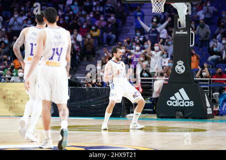 Palacio de Deportes, Madrid, Spanien, 10. März 2022, Sergio Llull (Real Madrid) feiert während der Real Madrid Baloncesto gegen AX Armani Exchange Milano - Basketball Euroleague Championship Stockfoto