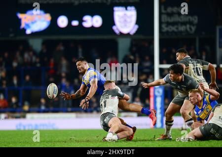 Leeds, Großbritannien. 10. März 2022. Leeds, England - 10.. März 2022 - Zane Tetvano (13) von Leeds Rhinos verliert Ball in Jordanien Johnstone (21) von Hull FC Tackle Rugby League Betfred Super League Round 5 Leeds Rhinos gegen Hull FC im Headingley Stadium, Leeds, UK Dean Williams Credit: Dean Williams/Alamy Live News Stockfoto