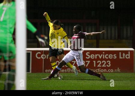 London, Großbritannien. 10. März 2022. Hawa Cissoko (23 West Ham Utd) frustrierte einen Dribble-Versuch von Sam Kerr (20 FC Chelsea) während des FA Womens Super League-Spiels zwischen West Ham Utd und dem FC Chelsea im Chigwell Construction Stadium in London, England Quelle: SPP Sport Press Foto. /Alamy Live News Stockfoto