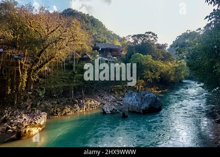 Resort über dem Cabohon River, Semuc Champey, Lanquin, Alta Verapaz, Guatemala Stockfoto