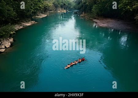 Tubing auf dem Cabohon River, Semuc Champey, Lanquin, Alta Verapaz, Guatemala Stockfoto