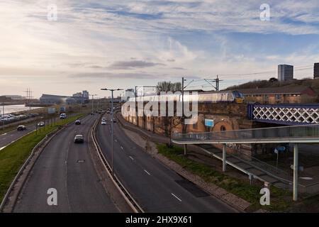 Partick , Glasgow, Scotrail Alstom Zug der Klasse 334, der an der Pointhouse Road A814 entlang fährt und einen S-Bahnhof hoch oben auf den Bögen hält Stockfoto