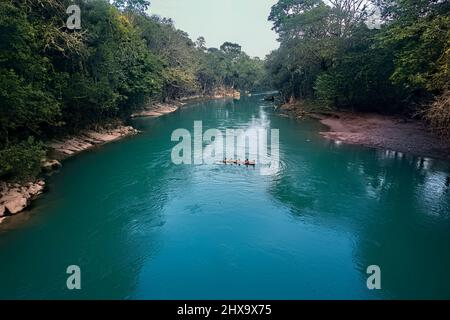 Tubing auf dem Cabohon River, Semuc Champey, Lanquin, Alta Verapaz, Guatemala Stockfoto