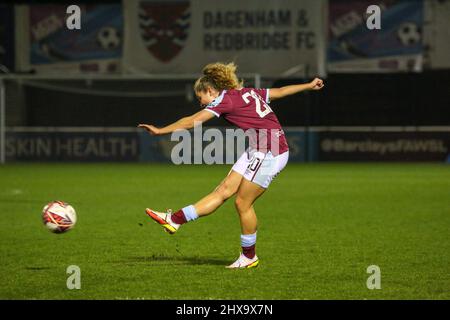 London, Großbritannien. 10. März 2022. Lois Joel (20 West Ham Utd) versucht einen Schuss während des FA Womens Super League Spiels zwischen West Ham Utd und dem FC Chelsea im Chigwell Construction Stadium in London, England.Quelle: SPP Sport Press Foto. /Alamy Live News Stockfoto