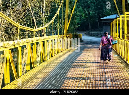 Mayan Woman Walking Home, Semuc Champey, Lanquin, Alta Verapaz, Guatemala Stockfoto