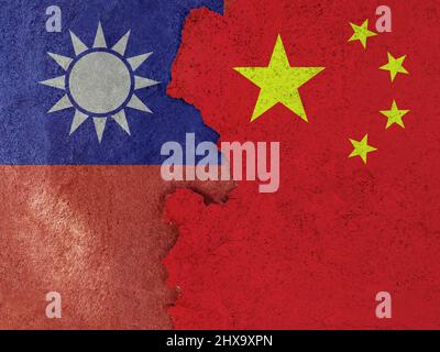 Die Flaggen von Taiwan und China bemalten auf einer zerstörten Mauer und wurden durch einen diagonalen Riss geteilt. Internationale diplomatische Beziehungen. Beschädigte Struktur Stockfoto