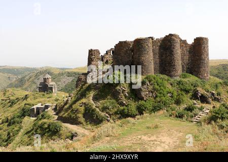 Amberd ist ein Festungskomplex mit einer Kirche, die an den Hängen des Mt. Aragats, Armenien Stockfoto