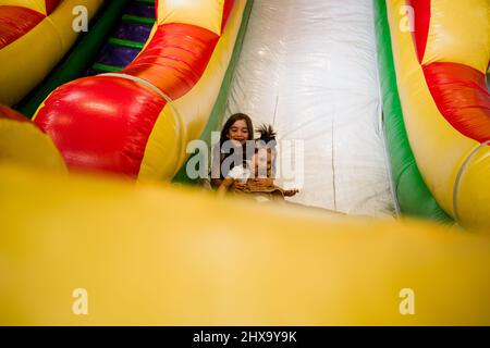 Schwestern spielen im Bouncy House im Miramar in San Diego Stockfoto