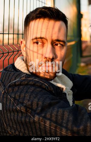 Mann mit Schatten der Sonne oh sein Gesicht Stockfoto