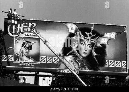 Arbeiter auf einem Kran, der um 1979 eine Plakatwand für Cher auf dem Sunset Strip in Los Angeles, CA, installierte. Stockfoto