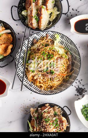 Vom Restauranttisch aus hat man einen Blick auf das orientalische Essen Stockfoto