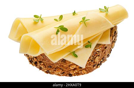 Gouda-Käsescheiben auf Roggenbrot isoliert Stockfoto