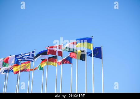 Die Flagge Europas neben der ukrainischen Flagge fliegt neben ganz Europa und allen EU-Gewerkschaftsmitgliedern Flaggen mit klarem blauen Himmel im Hintergrund. Russland setzt seinen Angriff auf die wichtigsten Städte der Ukraine eine Woche nach dem Start einer groß angelegten Invasion des Landes fort Stockfoto