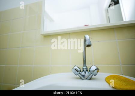 Wassertropfen in unhygienischen alten Bad - Abwasserkonzept Stockfoto