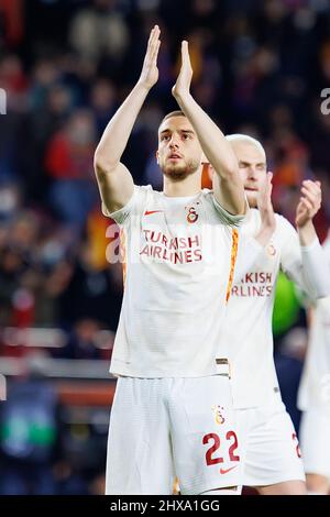 Barcelona, Spanien. 10. März 2022. Kutlu feiert das Ergebnis beim Spiel der UEFA Europa League zwischen dem FC Barcelona und Galatasaray im Camp Nou Stadium in Barcelona, Spanien. Quelle: Christian Bertrand/Alamy Live News Stockfoto