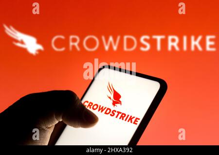 Brasilien. 10. März 2022. In dieser Fototafel ist das CrowdStrike Holdings-Logo auf einem Smartphone und im Hintergrund zu sehen. (Bild: © Rafael Henrique/SOPA Images via ZUMA Press Wire) Stockfoto