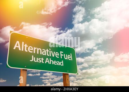 Alternative Treibstoff Grüne Straße Zeichen Gegen Wolkigen Himmel. Stockfoto