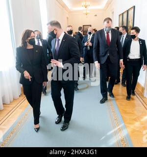 Warschau, Polen. 10. März 2022. Die US-Vizepräsidentin Kamala Harris, links, geht mit dem polnischen Präsidenten Andrzej Duda nach Gesprächen im Belwelder Palace am 10. März 2022 in Warschau, Polen, zu Fuß. Harris ist in Polen, um die Ukraine-Krise mit NATO-Verbündeten zu diskutieren. Kredit: Lawrence Jackson/Weißes Haus Foto/Alamy Live Nachrichten Stockfoto