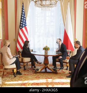 Warschau, Polen. 10. März 2022. Die US-Vizepräsidentin Kamala Harris, links, sitzt gegenüber dem polnischen Präsidenten Andrzej Duda, während der bilateralen Gespräche im Belwelder Palace am 10. März 2022 in Warschau, Polen. Harris ist in Polen, um die Ukraine-Krise mit NATO-Verbündeten zu diskutieren. Kredit: Lawrence Jackson/Weißes Haus Foto/Alamy Live Nachrichten Stockfoto