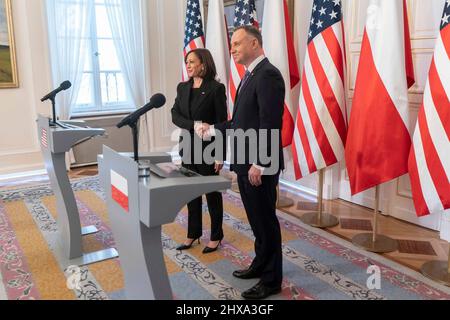 Warschau, Polen. 10. März 2022. Die US-Vizepräsidentin Kamala Harris schüttelt vor einer gemeinsamen Pressekonferenz im Belwelder Palace am 10. März 2022 in Warschau, Polen, die Hände mit dem polnischen Präsidenten Andrzej Duda. Harris ist in Polen, um die Ukraine-Krise mit NATO-Verbündeten zu diskutieren. Kredit: Lawrence Jackson/Weißes Haus Foto/Alamy Live Nachrichten Stockfoto