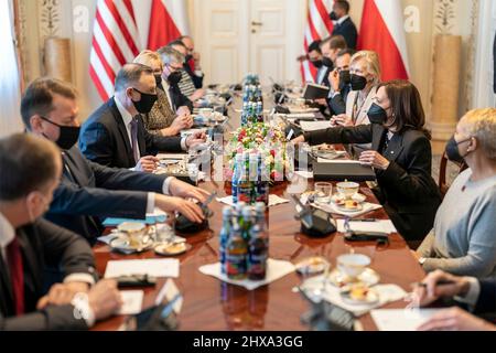 Warschau, Polen. 10. März 2022. Die US-Vizepräsidentin Kamala Harris, rechts, sitzt gegenüber dem polnischen Präsidenten Andrzej Duda, während ausgedehnter bilateraler Gespräche im Belwelder Palace am 10. März 2022 in Warschau, Polen. Harris ist in Polen, um die Ukraine-Krise mit NATO-Verbündeten zu diskutieren. Kredit: Lawrence Jackson/Weißes Haus Foto/Alamy Live Nachrichten Stockfoto