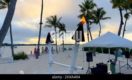 Bayside Marina auf Islamorada ist ein beliebter Ort, um sich zu entspannen und den Sonnenuntergang zu genießen - ISLAMORADA, USA - 20. FEBRUAR 2022 Stockfoto