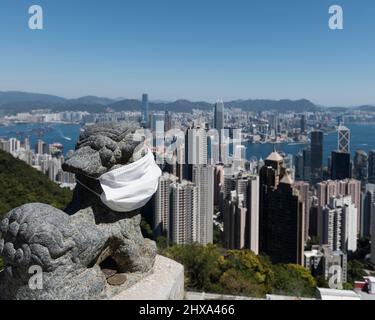 Skyline von Hongkong während Covid. Die soziale Distanzierung Hongkongs. Hong Kong Masken obligatorisch im Freien. Stockfoto