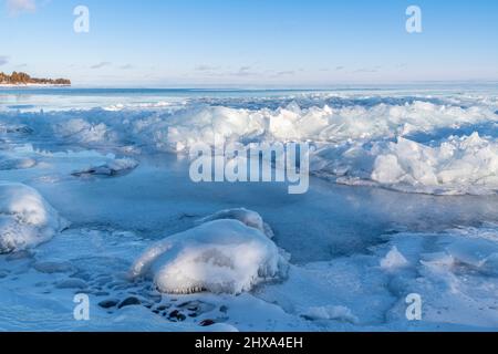 Natürlich angehäuftes Eis am Ufer des Lake Superior, in der Nähe von zwei Häfen, Minnesota, USA, von Dominique Braud/Dembinsky Photo Assoc Stockfoto