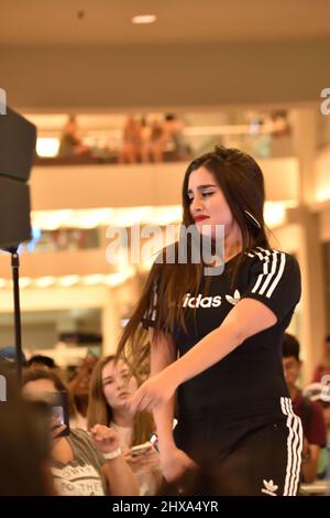 Lauren Jauregui, Sängerin und ehemaliges Mitglied von Fifth Harmony, tritt am 17. August 2019 in der Rotunde in Bloomington, Minnesota, in der Mall of America auf. Stockfoto