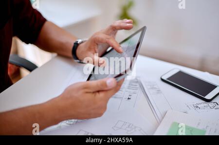 Digitale Gestaltung. Nahaufnahme eines nicht erkennbaren Architekten, der ein digitales Tablet in einem Büro verwendet. Stockfoto