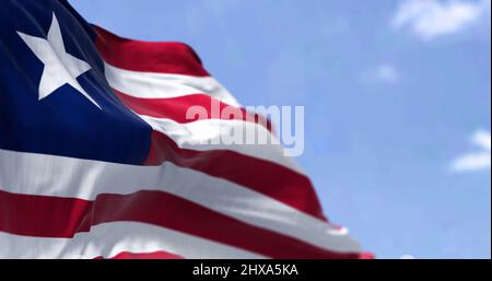 Detail der Nationalflagge Liberias, die an einem klaren Tag im Wind winkt. Liberia ist ein Land an der westafrikanischen Küste. Selektiver Fokus. Stockfoto