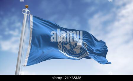 New York, USA, Februar 2022: Die Flagge mit dem Logo der Vereinten Nationen winkt im Wind. Stockfoto