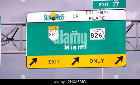 Ausschilderung nach Miami auf der Autobahn - MIAMI, FLORIDA - 14. FEBRUAR 2022 Stockfoto