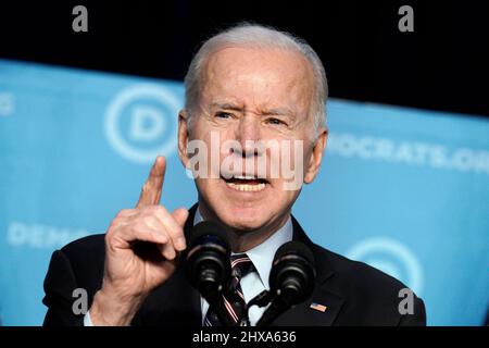 Washington, USA. 10. März 2022. US-Präsident Joe Biden hält bei ihrem Wintertreffen am 10. März 2022 in Washington Bemerkungen an die Mitglieder des Demokratischen Nationalkomitees. Foto von Yuri Gripas/Pool/Sipa USA Quelle: SIPA USA/Alamy Live News Stockfoto