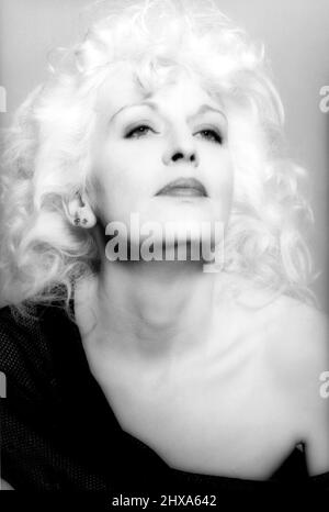 Schwarz-weißes Studioporträt mit sanfter Beleuchtung einer blonden Frau im Stil eines Hollywood-Starlet aus früheren Zeiten. Stockfoto