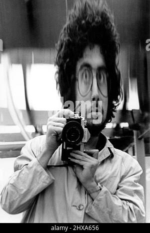 Schwarz-Weiß-Selbstporträt-Fotografie, aufgenommen in einem lustigen Hausspiegel in London, England um 1970s Stockfoto