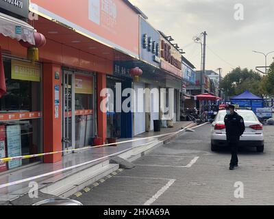 SHANGHAI, CHINA - 11. MÄRZ 2022 - Sicherheitskräfte sind am 11. März 2022 in Shanghai, China, in einer geschlossenen Wohnanlage in der neuen Region Pudong im Einsatz. Stockfoto