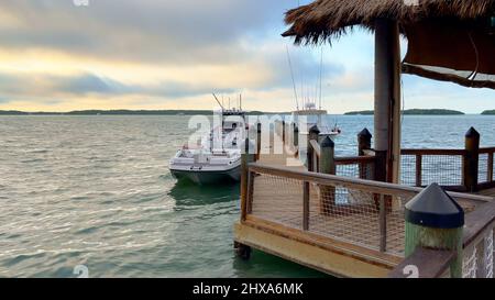 Bayside Marina auf Islamorada ist ein beliebter Ort, um sich zu entspannen und den Sonnenuntergang zu genießen - ISLAMORADA, USA - 20. FEBRUAR 2022 Stockfoto