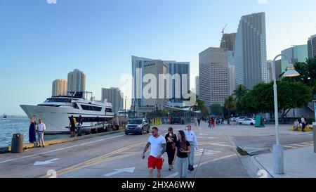 Beliebte Bayside Marketplace in Downtown Miami - MIAMI, VEREINIGTE STAATEN - FEBRUAR 20, 2022 Stockfoto