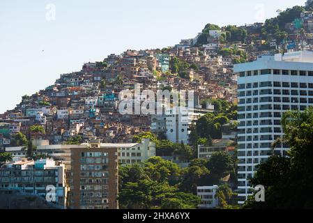 Häuser von Vidigal Favela auf dem Hügel über den Wohngebäuden in Rio de Janeiro, Brasilien Stockfoto