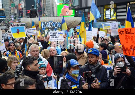 Hunderte versammeln sich am 5. März 2022 auf dem Times Square in New York City, um sich solidarisch mit der Ukraine zu stellen. Stockfoto